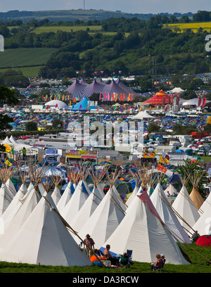 Voir des tentes et des tipis et chapiteaux à Glastonbury Festival of Contemporary Performing Arts 2013. Banque D'Images