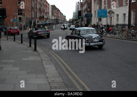 Voiture vintage noir dans une rue de Dublin. Banque D'Images