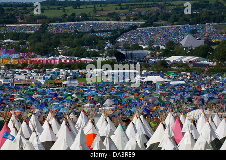 Voir des tentes et des tipis et les stades de Glastonbury Festival des Arts 2013. Banque D'Images