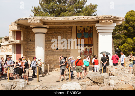 Les touristes visitant le Sud Propylaeum, Palais de Knossos, Knossos, Crète, Grèce Banque D'Images