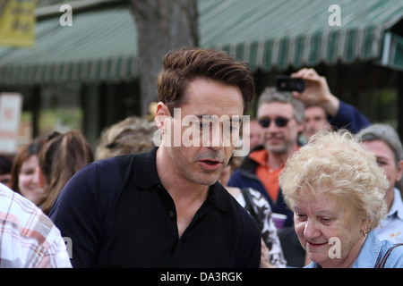 Robert Downey Jr signe son autographe pour un ventilateur au cours d'une pause dans le tournage "le juge.' Banque D'Images