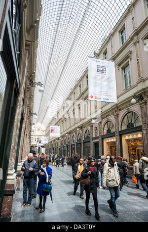 BRUXELLES, Belgique — L'élégant toit en dôme de verre des Galeries Royales Saint-Hubert illumine la galerie marchande historique de la basse-ville de Bruxelles. Cette rue commerçante couverte européenne pionnière, ouverte en 1847, comprend trois galeries interconnectées abritant des boutiques de luxe et des cafés. Banque D'Images