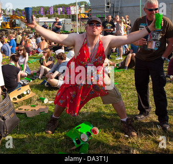 Un homme dans une robe rouge et des lunettes à Glastonbury Festival of Contemporary Performing Arts 2013. Banque D'Images