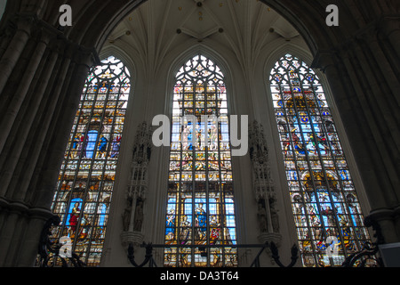 Vitraux Cathédrale de Saint-Michel et Sainte-Gudula Bruxelles // BRUXELLES, Belgique — trois vitraux étroits à la Cathédrale de Saint-Michel et de Saint-Gudula (en français, Co-Cathédrale collégiale des SS-Michel et Gudule). Une église a été fondée sur ce site au XIe siècle mais le bâtiment actuel date du XIIIe au XVe siècle. La cathédrale catholique romaine est le lieu de nombreuses fonctions d'État telles que les couronnements, les mariages royaux et les funérailles d'État. Il a deux saints patrons, Saint Michel et Sainte Gudula, qui sont tous deux les saints patrons de Bruxelles. Banque D'Images