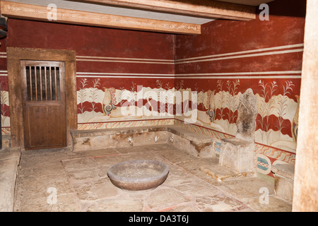 Fresques murales de griffins et albâtre trône dans la salle du trône, Palais de Knossos, Knossos, Crète, Grèce Banque D'Images