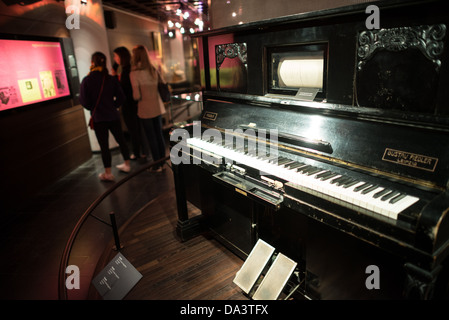 BRUXELLES, Belgique — Un pianola construit en 1900 exposé au Musée des instruments de musique de Bruxelles. Ce piano auto-jouant représente la technologie musicale et le divertissement du début du XXe siècle. Le Musée des instruments de musique de Bruxelles contient des expositions contenant plus de 2000 instruments de musique. Les expositions comprennent des instruments culturels historiques, exotiques et traditionnels du monde entier. Les visiteurs du musée reçoivent des guides audio portables qui jouent des démonstrations musicales de nombreux instruments. Le musée est logé dans l'ancienne Angleterre distinctive Banque D'Images