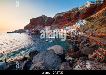 Coucher de soleil à Oia Santorini Grèce Baie Ammoudi Banque D'Images