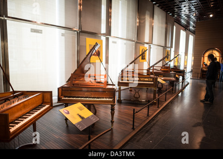 BRUXELLES, Belgique — Une collection de pianos historiques exposée au Musée des instruments de musique de Bruxelles. Cette exposition présente l'évolution de la conception et de la technologie du piano, des premiers fortepianos aux pianos à queue modernes. Banque D'Images