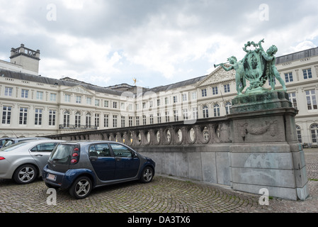 Musée des Beaux-Arts retour Bruxelles Belgique // le dos du musée des Beaux-Arts de Bruxelles, Belgique, avec ses rues pavées. Banque D'Images