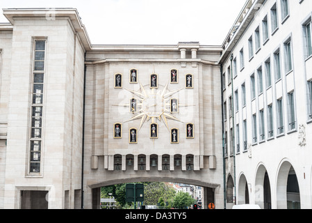 Un carillon réveil sur une passerelle dans le Mont des Arts. Banque D'Images