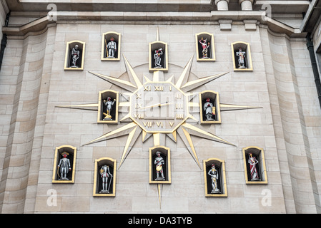 Un carillon réveil sur une passerelle dans le Mont des Arts de Bruxelles, Belgique. Chaque heure est désignée une statue stylisée. Banque D'Images