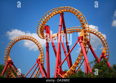 Un roller coaster de boucle colorés sur une belle journée ensoleillée Banque D'Images