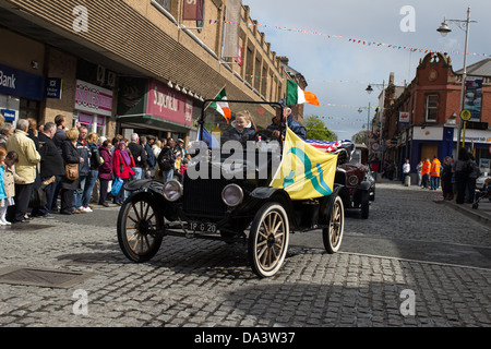 Vintage car à la parade des drapeaux et emblèmes à Dún Laoghaire (Irlande). Banque D'Images