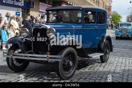 Vintage car à la parade des drapeaux et emblèmes à Dún Laoghaire (Irlande). Banque D'Images