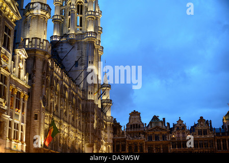 BRUXELLES, Belgique — sur la Grand place, Bruxelles. À l'origine place centrale du marché de la ville, la Grand-place est aujourd'hui classée au patrimoine mondial de l'UNESCO. Des bâtiments ornés bordent la place, dont des guildes, l'hôtel de ville de Bruxelles et le Breadhouse, et sept rues pavées y alimentent. Banque D'Images