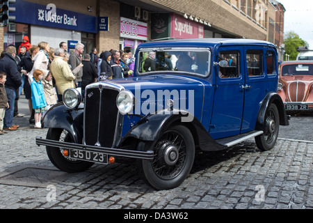 Vintage car à la parade des drapeaux et emblèmes à Dún Laoghaire (Irlande). Banque D'Images