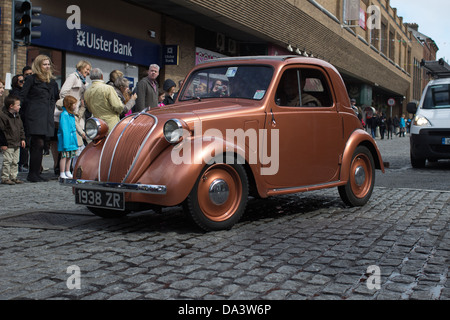 Vintage car à la parade des drapeaux et emblèmes à Dún Laoghaire (Irlande). Banque D'Images