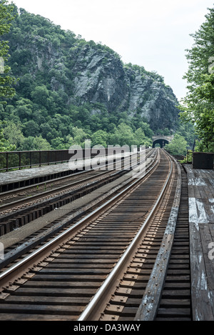 HARPERS FERRY, Virginie occidentale, États-Unis — des voies ferrées traversent le fleuve Potomac depuis Harpers Ferry, Virginie occidentale, jusqu'au Maryland. Le pont ferroviaire historique fait partie du paysage pittoresque où les rivières Potomac et Shenandoah se rencontrent, entouré par les Blue Ridge Mountains. Cet emplacement se trouve dans le parc historique national Harpers Ferry, un site riche en histoire de la guerre de Sécession et en beauté naturelle. Banque D'Images