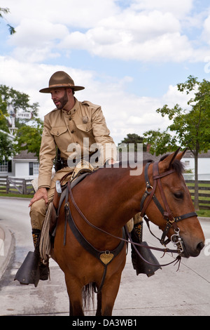 Un homme vêtu comme un soldat est vu sur un cheval à Dearborn' Greenfield Village à Dearborn, près de Detroit (MI) Banque D'Images