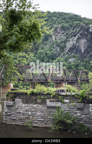 HARPERS FERRY, Virginie-occidentale, États-Unis — Un pont ferroviaire historique transporte les voies ferrées CSX à travers le fleuve Potomac depuis Harpers Ferry, Virginie-occidentale, jusqu'au Maryland. Le pont, qui fait partie intégrante du parc historique national Harpers Ferry, représente l'importance continue du transport ferroviaire dans cet endroit pittoresque et historiquement important où les rivières Potomac et Shenandoah se rencontrent. Banque D'Images