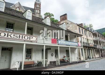 HARPERS FERRY, Virginie-occidentale, États-Unis — Une rue historique dans la zone basse-ville du parc historique national Harpers Ferry présente une architecture préservée du XIXe siècle. Les bâtiments soigneusement restaurés, autrefois des maisons et des entreprises, servent maintenant de musées et d'expositions, offrant aux visiteurs un aperçu de la vie pendant l'avant-guerre et la guerre de Sécession dans cette importante ville américaine. Banque D'Images