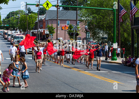 Un mémorial Day Parade patriotique dans une petite ville en Amérique. Banque D'Images