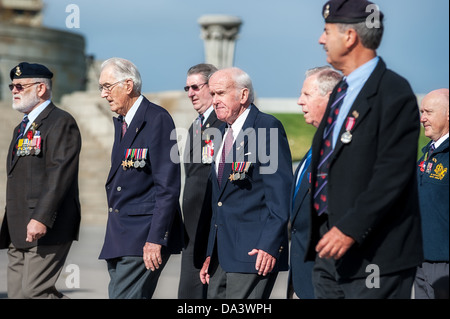 Des milliers d'assister à la Journée de l'Anzac marches dans toute l'Australie pour rendre hommage aux militaires, hommes et femmes, et diminué des héros de guerre. Banque D'Images