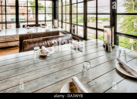 L'intérieur de la Vertu Feed & Grain, un restaurant et un bar dans un bâtiment historique rénové dans la vieille ville d'Alexandria. Banque D'Images