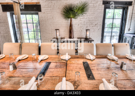 L'intérieur de la vertu et de l'Alimentation, Grain d'un restaurant et taverne dans la vieille ville d'Alexandria, en Virginie. Le restaurant est situé dans un bâtiment historique rénové qu'une fois servi d'entrepôt de grains et d'alimentation. Banque D'Images