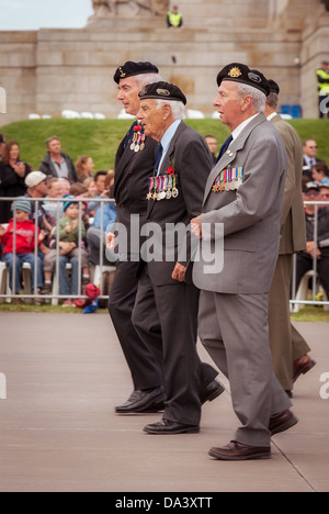 Des milliers d'assister à la Journée de l'Anzac marches dans toute l'Australie pour rendre hommage aux militaires, hommes et femmes, et diminué des héros de guerre. Banque D'Images