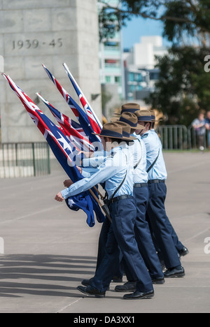 Des milliers d'assister à la Journée de l'Anzac marches dans toute l'Australie pour rendre hommage aux militaires, hommes et femmes, et diminué des héros de guerre. Banque D'Images