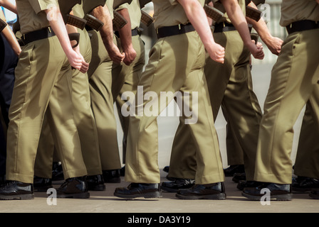 Des milliers d'assister à la Journée de l'Anzac marches dans toute l'Australie pour rendre hommage aux militaires, hommes et femmes, et diminué des héros de guerre. Banque D'Images
