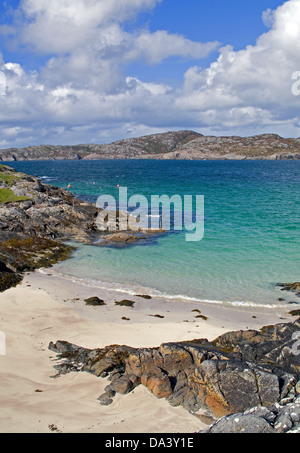 Un petit rocher tranchant sur Achmelvich cove bay, près de Lochinver, nord-ouest de l'Assynt, Sutherland, Scotland, UK Northern Highlands Banque D'Images