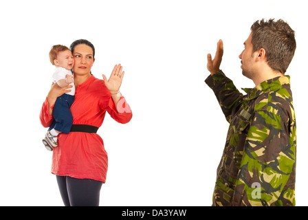 Mère tenant bébé qui pleure et dire au revoir à son mari militaire qui remonte à l'armée isolé sur fond blanc Banque D'Images