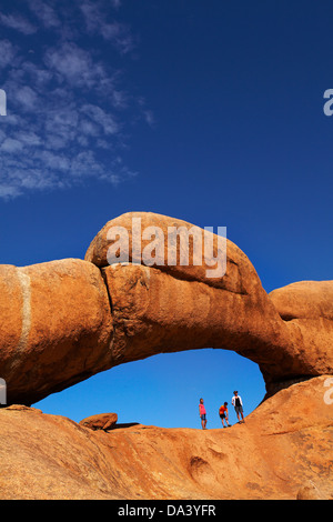 En vertu de la famille rocher naturel arche à Spitzkoppe, Namibie, Afrique Banque D'Images