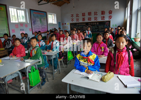 Les élèves du primaire se lever en classe Haiyuan, région autonome hui du Ningxia en Chine. 21-mai-2013 Banque D'Images