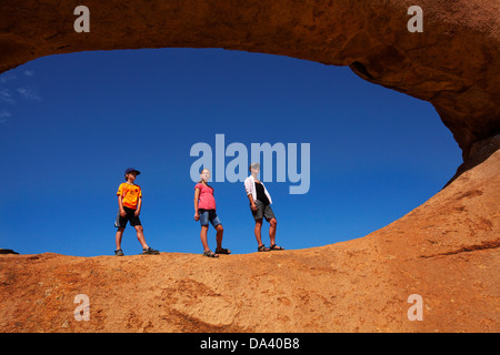 En vertu de la famille rocher naturel arche à Spitzkoppe, Namibie, Afrique Banque D'Images