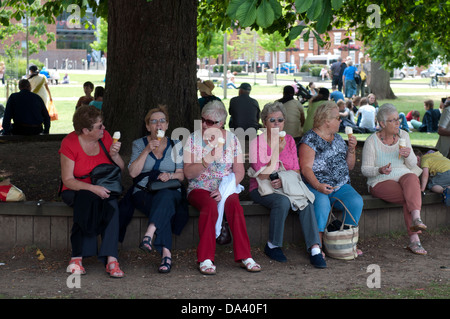 Les femmes de manger des glaces, Stratford-upon-Avon, Royaume-Uni Banque D'Images