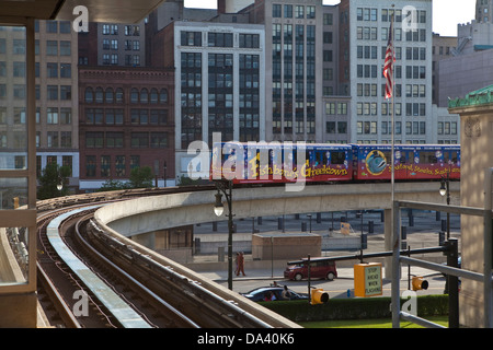 Un système de transfert s'approche d'une gare à Detroit (MI) samedi 8 juin 2013. Banque D'Images