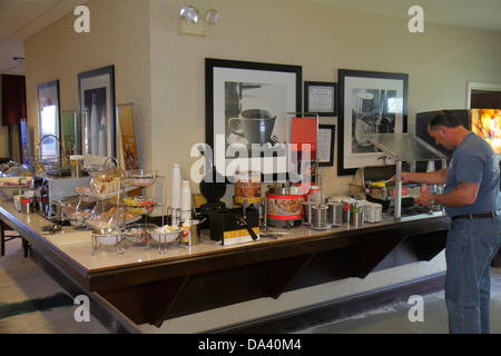 Georgia,Thomasville,Hampton Inn,motel,hôtels d'hôtel motels inn motel,hall,petit déjeuner chaud inclus,style buffet,nourriture,homme hommes hommes adultes adultes,g Banque D'Images