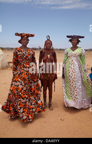 Les femmes Herero et femme Himba (centre) en costume traditionnel, près de l'ISU, la Namibie, l'Afrique Banque D'Images