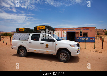 4x4 camping-et d'épicerie et de l'alcool de Ugab, sortie C35 route près de la rivière Ugab, région d'Erongo, Namibie, Afrique Banque D'Images