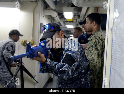 Un membre de la Garde côtière Philippine garantit un passage lors d'une visite, un conseil, une perquisition et saisie d'événements de formation organisés dans su Banque D'Images