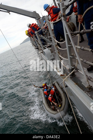 SUBIC BAY (1 juillet 2013) marins un inférieur à coque rigide à bord du destroyer lance-missiles USS Fitzgerald (DDG 62) Banque D'Images