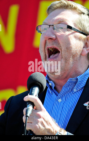 Manifestation du Mayday : Londres, 1er mai 2013. Trafalgar Square. Len McCluskey, Secrétaire Général, Union européenne unissent Banque D'Images