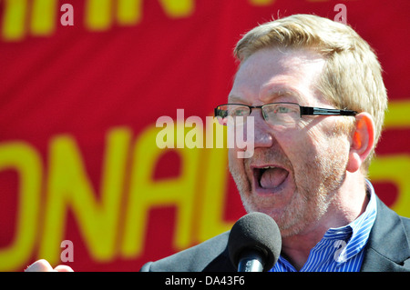 Manifestation du Mayday : Londres, 1er mai 2013. Trafalgar Square. Len McCluskey, Secrétaire Général, Union européenne unissent Banque D'Images