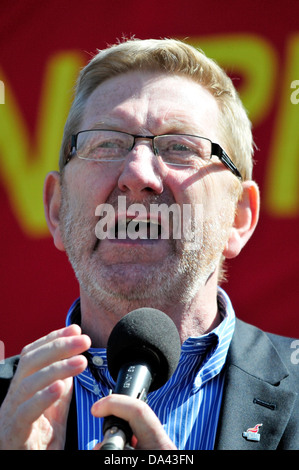 Manifestation du Mayday : Londres, 1er mai 2013. Trafalgar Square. Len McCluskey, Secrétaire Général, Union européenne unissent Banque D'Images