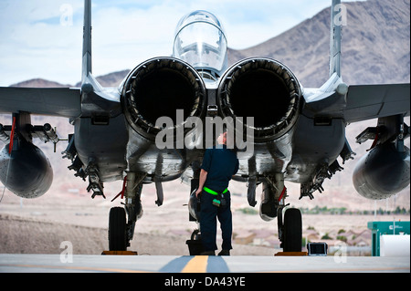 Un aviateur de l'US Air Force inspecte un F-15E Strike Eagle fighter aircraft le 24 juin 2013, à Nellis Air Force Base, NV. Banque D'Images