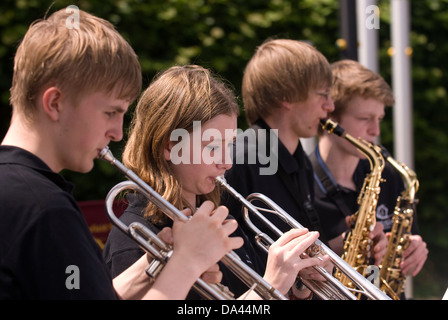 L'école locale groupe jouant à summer fete, feuille, près de Petersfield, Hampshire, Royaume-Uni. Banque D'Images