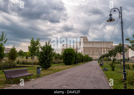 "Chambre du Parlement" ou "maison du peuple" à Bucarest. Est le plus grand bâtiment administratif civil Banque D'Images